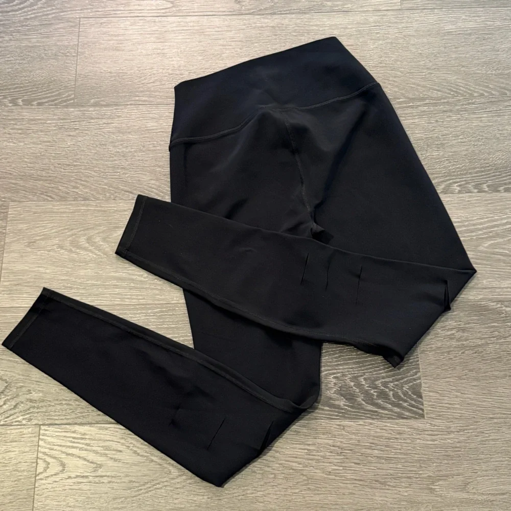 ALO YOGA High-Waist Ripped Warrior Legging Size Medium in Black